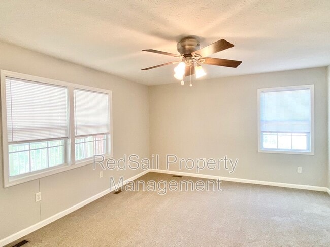 Building Photo - 102 Thunderbird Ln