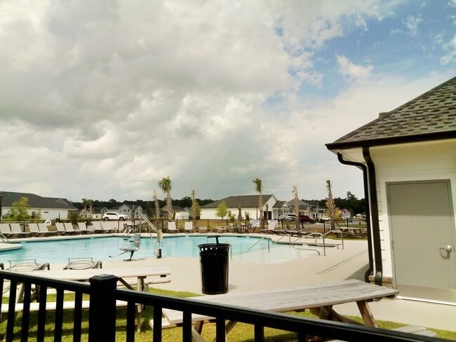 Building Photo - Four bedroom two bath home in Trieste at B...