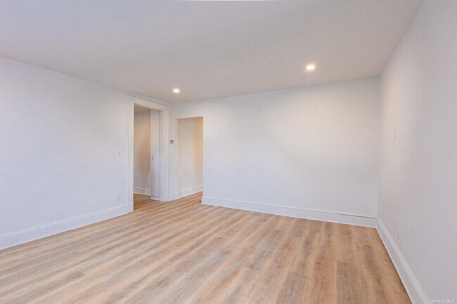 Building Photo - 19 Bellport Ln