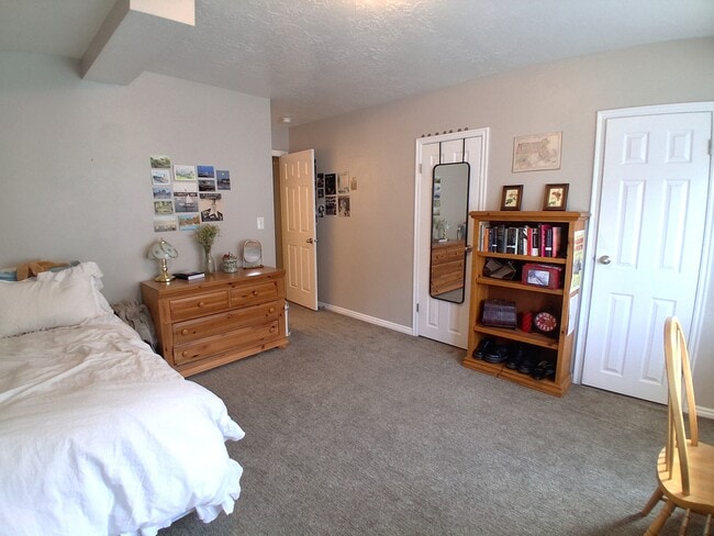 Building Photo - 986 900 E