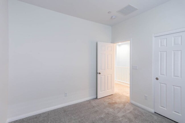 Building Photo - 3 Bed Nicely Upgraded Summerlin TownHome