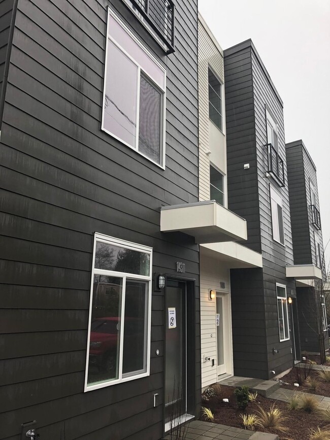 Building Photo - Great Townhome for Rent