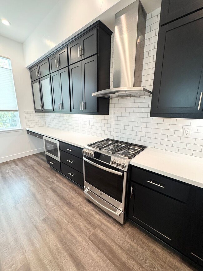 Building Photo - Luxury 3 Bed / 3 Bath Modern Home in Downtown Sacramento – Mansion Flats
