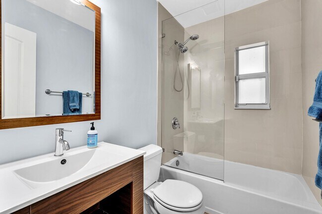 Building Photo - 3204 Beacon St