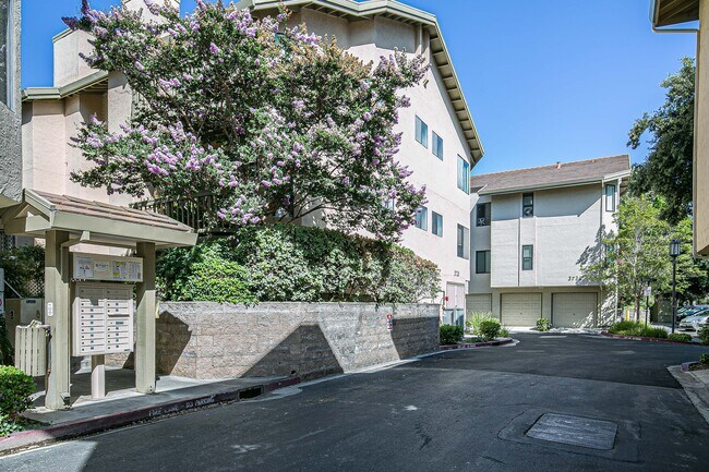 Building Photo - 1912 Magdalena Cir