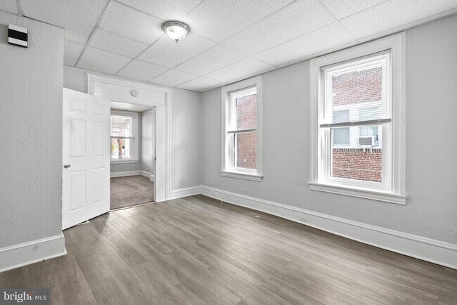 Building Photo - 832 Stanbridge St