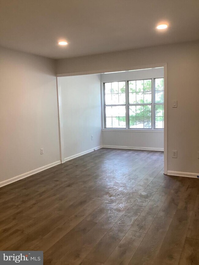 Building Photo - 12 Normandy Square Ct