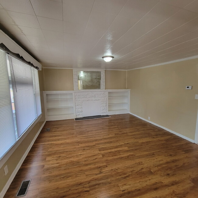 Building Photo - conveniently located around the corner from popular Garfield Park