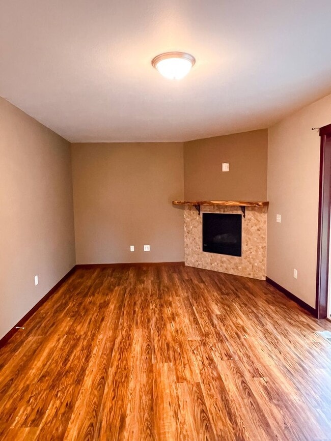 Building Photo - 3 Bed 2 Bath Rambler Gold Bar