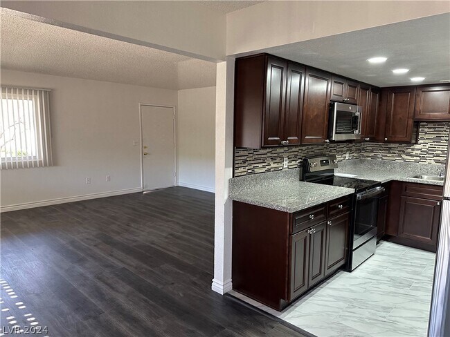 Building Photo - 1121 Willow Tree Dr