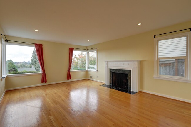 Building Photo - Unique Laurelhurst 3 Bedrooms with 2 Bathr...