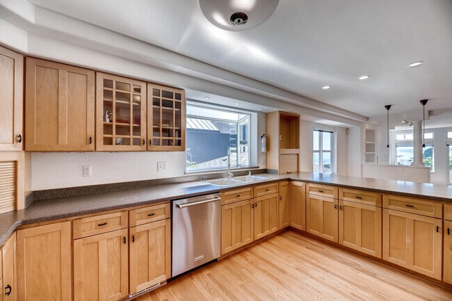 Building Photo - Queen Anne Home