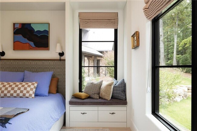 Building Photo - 725 Rocky Point Dr