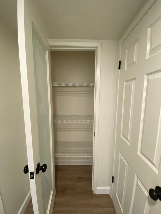 Building Photo - Tastefully Renovated Townhouse Available t...