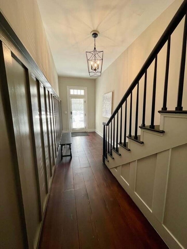 Building Photo - 160 1/2 W Mound St