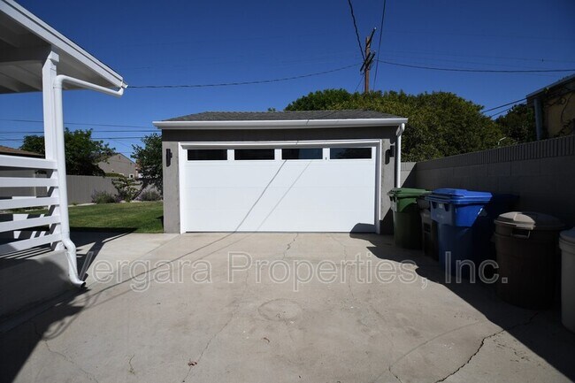 Building Photo - 6531 W 85th St