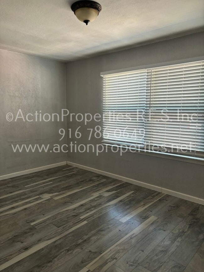 Building Photo - Close to Freeway, Shopping Single Story 2 Bedroom 1 Bath Large yard 1 Car Garage Drought Resistan...