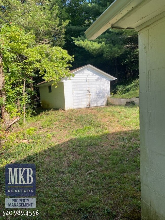 Building Photo - 2-Possibly 3 Bedroom completly remodeled h...