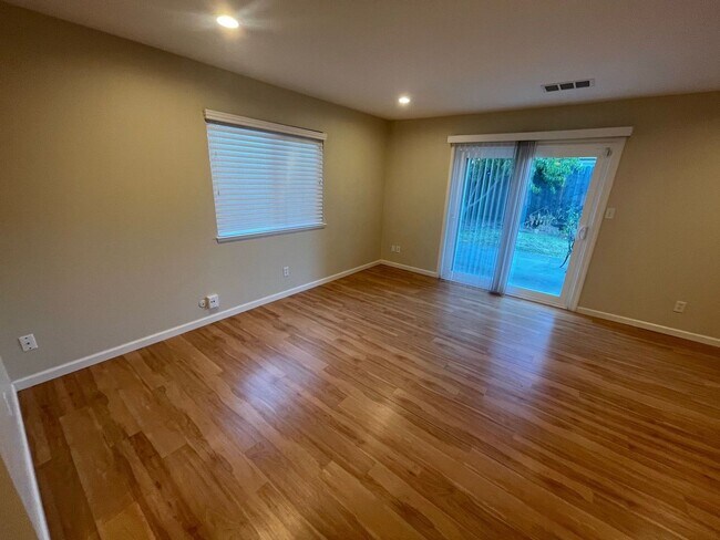 Building Photo - Central Davis Home