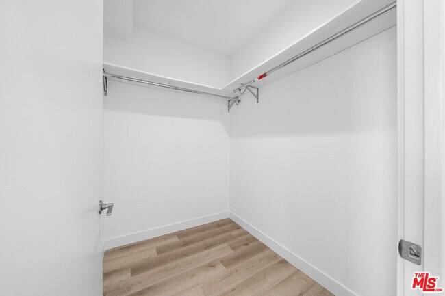 Building Photo - 5612 Lexington Ave