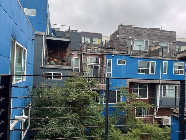 Building Photo - 107 19th Ave
