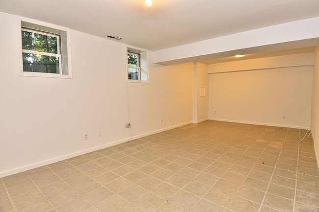 Building Photo - 145 Weed St