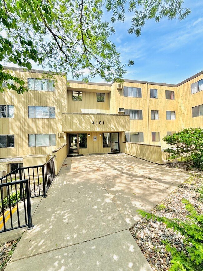 Building Photo - LOCATION LOCATION!  Prime, 1 bed/1 bath Co...