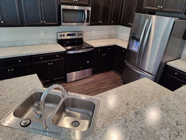 Building Photo - 847 Silver Leaf Dr