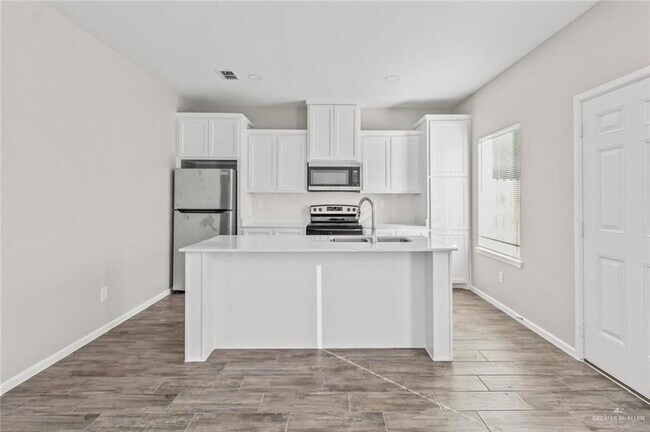 Building Photo - 1305 Shavano Dr