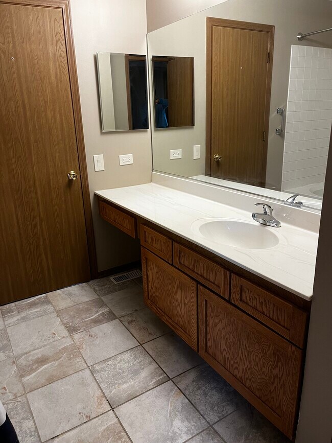 Building Photo - 180 Port Royal Cir