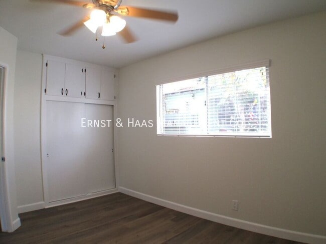 Building Photo - 230 E Hullett St
