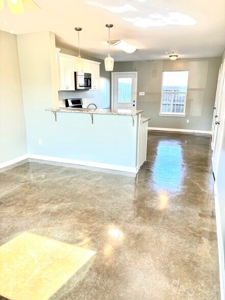 Building Photo - 1603 Dehart