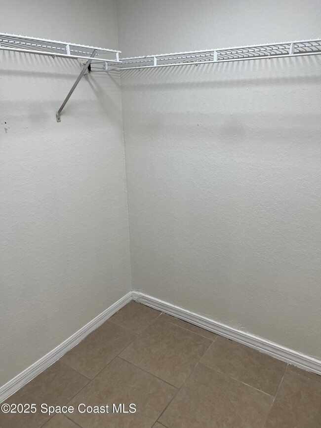 Building Photo - 1233 Country Club Dr