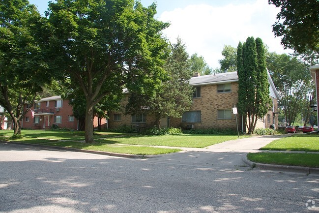 Building Photo - 1405 Trailsway
