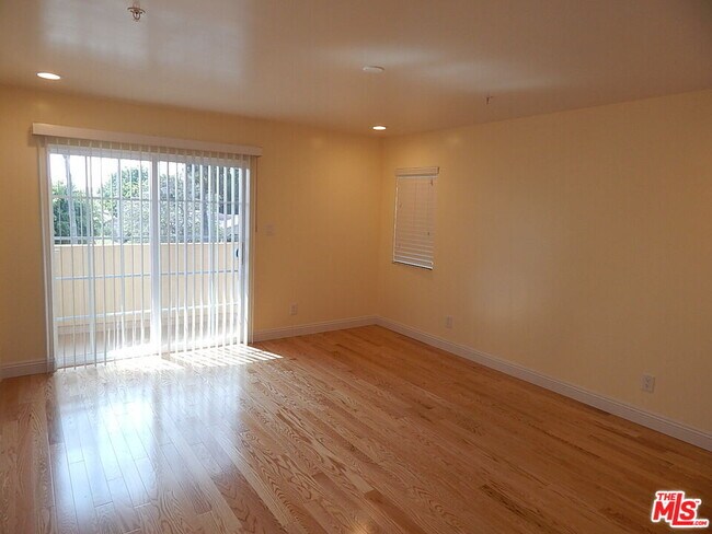 Building Photo - 2018 Hillcrest Dr