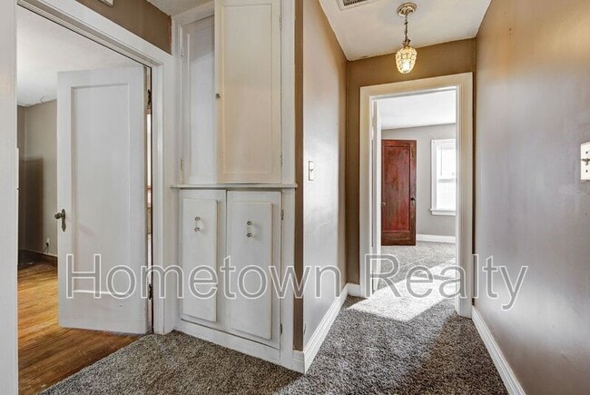 Building Photo - 2213 N Hood St