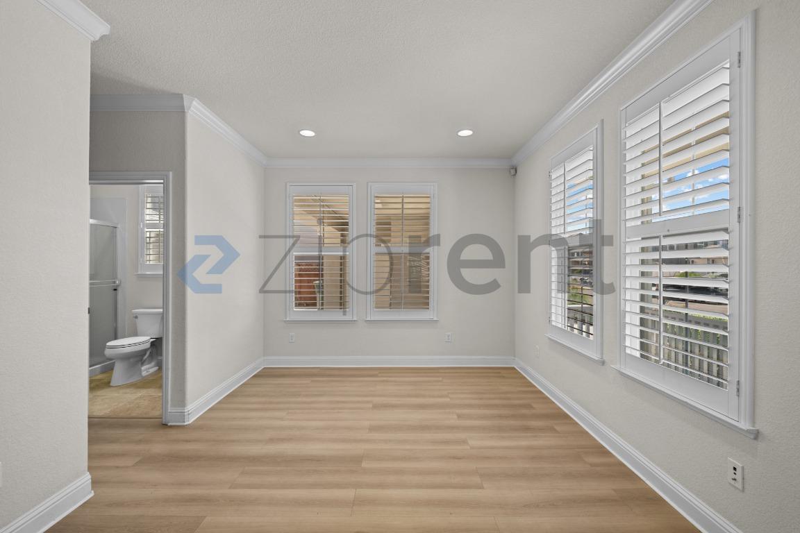 Building Photo - Unit