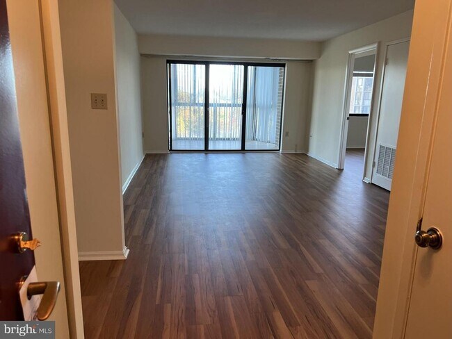 Building Photo - 15101 Interlachen Dr