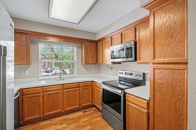 Building Photo - Beautiful Littleton Townhome | 2 Bed + 3 Bath | Nearly 2,000 Sq Ft | Prime Location