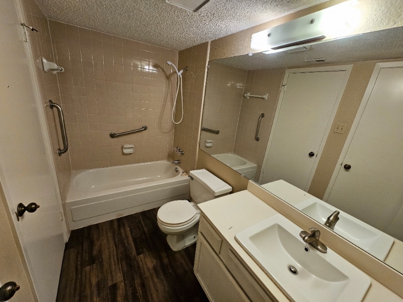 Building Photo - 2500 E Park Blvd