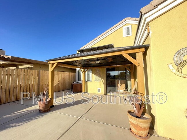 Building Photo - 2549 Country Club Dr