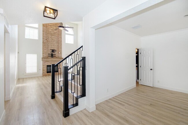 Building Photo - 918 Calle Cumbre Ct