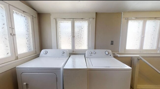 Building Photo - Charming four-bedroom home one block from UNR