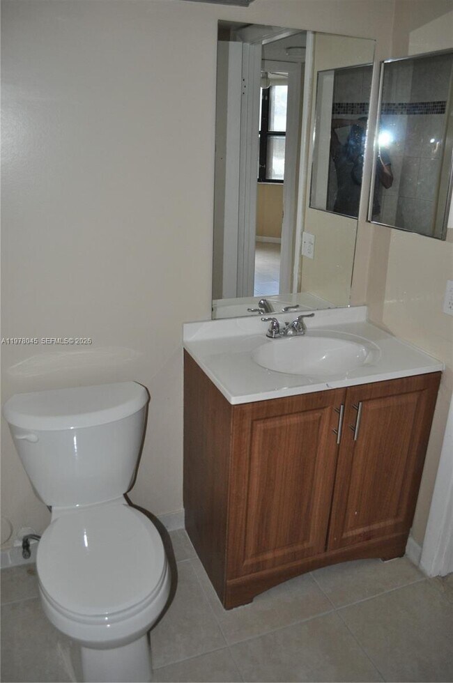 Building Photo - 215 Lake Pointe Dr