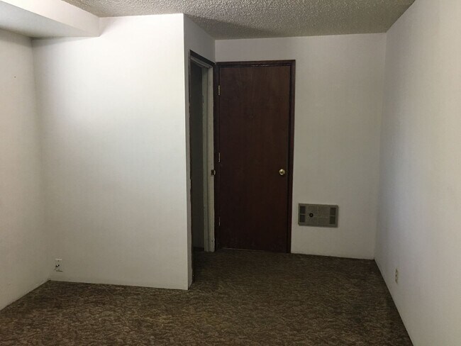 Building Photo - ch/lo06