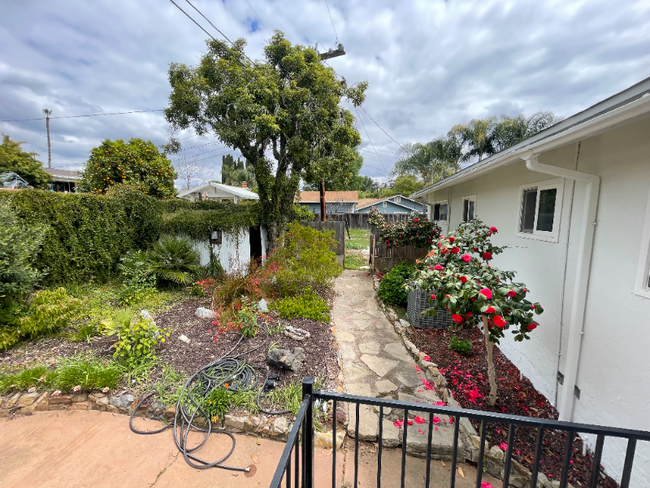 Building Photo - 405 Beaumont Dr