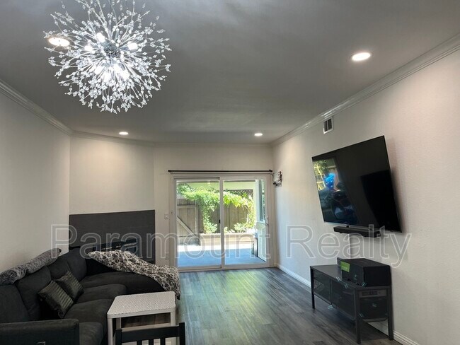 Building Photo - 1400 Bowe Ave