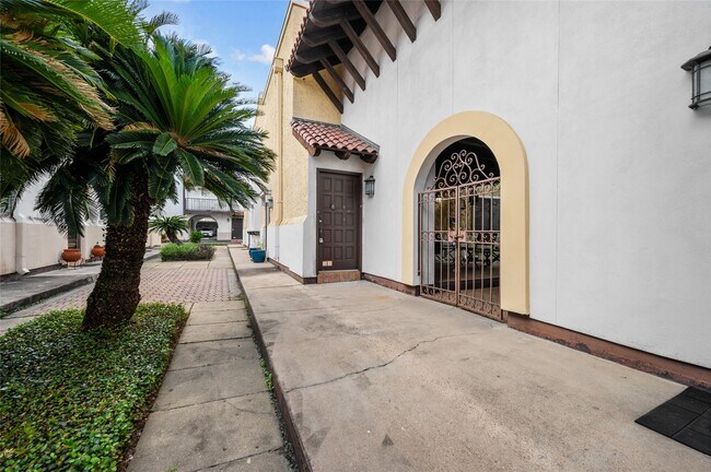 Building Photo - 2744 Briarhurst Dr