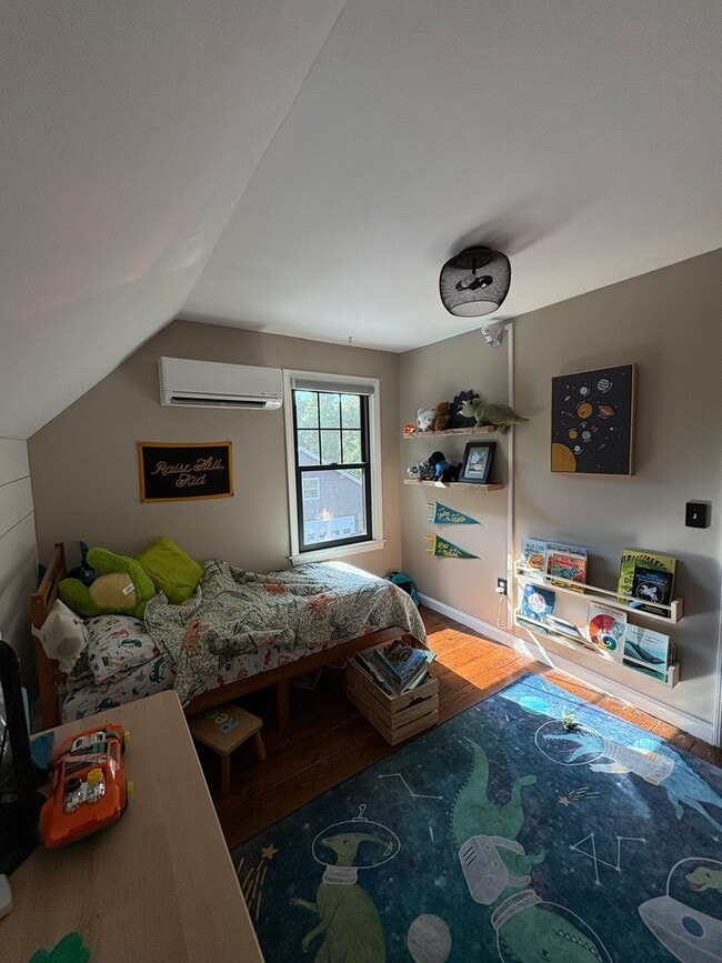 Building Photo - Cozy 3-Bedroom 1.5 -Bathroom Home with Fen...