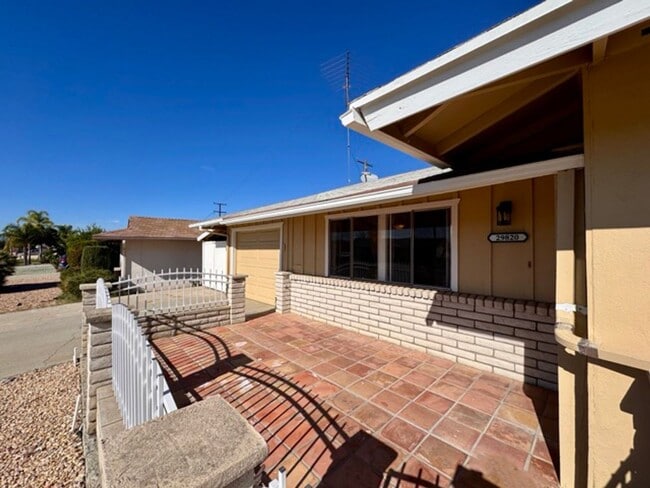 Building Photo - 55+ 2 bedroom 2 bathroom Sun City home for LEASE!